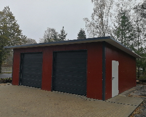 So sieht meine neue Garage vorläufig aus, die Tür muss noch gestrichen werden, eine Regenrinne und die restlichen Abschlussbleche werden noch montiert